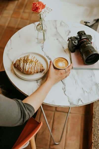 Photograph of Amar Preciado: https://www.pexels.com/es-es/foto/acogedora-escena-de-cafeteria-con-cafe-y-croissant-28793167/ xowoman article1 simple moments lifestyle